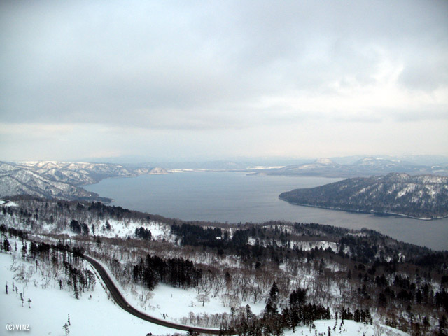 雪景色　北海道　道東 屈斜路湖 砂湯 白鳥 美幌峠より屈斜路湖を眺める